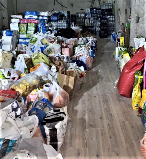 Κύμα αλληλεγγύης στου Ψυρρή – Συγκεντρώνουν τρόφιμα και είδη ανάγκης και τα μεταφέρουν σε Εύβοια και Πελοπόννησο