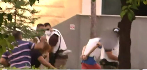 Ένταση στην Ευελπίδων: Απόπειρα λιντσαρίσματος κατά του γυναικοκτόνου της Δάφνης