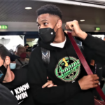 Ο Γιάννης Αντετοκούνμπο επέστρεψε στην Ελλάδα: «Θα πάω το κύπελλο του NBA στα Σεπόλια» [ΒΙΝΤΕΟ]