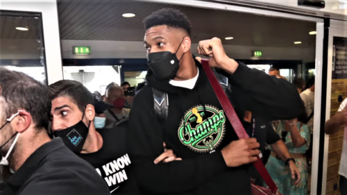 Ο Γιάννης Αντετοκούνμπο επέστρεψε στην Ελλάδα: «Θα πάω το κύπελλο του NBA στα Σεπόλια» [ΒΙΝΤΕΟ]