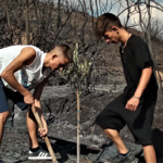 Δύο 15χρονα αγόρια δίνουν ξανά ζωή στην Αρχαία Ολυμπία φυτεύοντας το πρώτο δέντρο στα καμένα