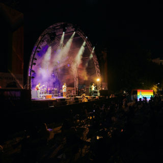 Στην υγειά ενός νέου, πολύχρωμου κόσμου που σέβεται τη διαφορετικότητα