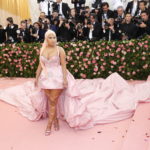 Πως η Νίκι Μινάζ έκανε τον Μπ. Τζόνσον και τον Λευκό Οίκο να ασχολούνται με τους πρησμένος όρχεις ενός γνωστού της