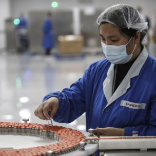 Το Πεκίνο ανακοίνωσε πως έχει εμβολιάσει πλήρως περισσότερους από ένα δισεκατομμύριο Κινέζους κατοίκους