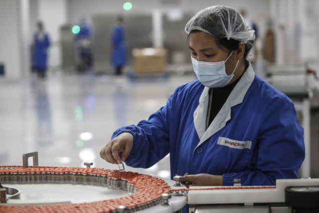 Το Πεκίνο ανακοίνωσε πως έχει εμβολιάσει πλήρως περισσότερους από ένα δισεκατομμύριο Κινέζους κατοίκους