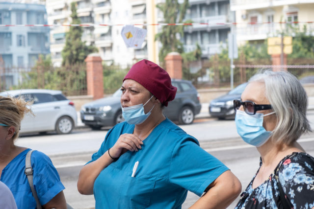 Συγκέντρωση διαμαρτυρίας υγειονομικών στο υπουργείο Υγείας για την αναστολή εργασίας των ανεμβολίαστων συναδέλφων τους