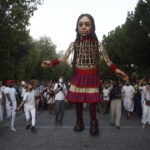 Στην Αθήνα η μικρή «Αμάλ»: Το «Άσμα Ασμάτων» συνόδευσε την κούκλα-σύμβολο των προσφύγων