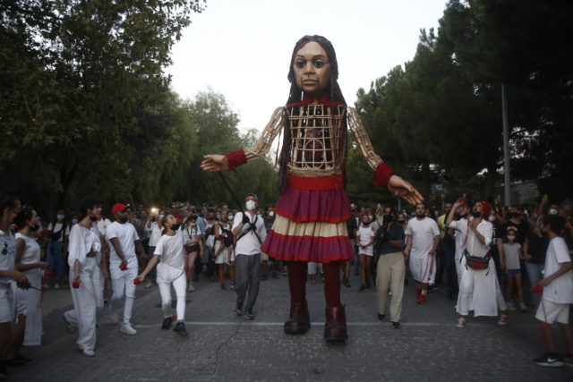 Στην Αθήνα η μικρή «Αμάλ»: Το «Άσμα Ασμάτων» συνόδευσε την κούκλα-σύμβολο των προσφύγων