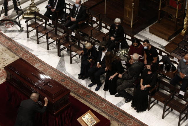 Ο τελευταίος αποχαιρετισμός στον Μίκη Θεοδωράκη [LIVE]