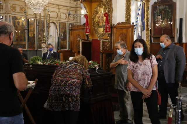 Χανιά: Σε λαϊκό προσκύνημα η σορός του Μίκη Θεοδωράκη στον μητροπολιτικό ναό
