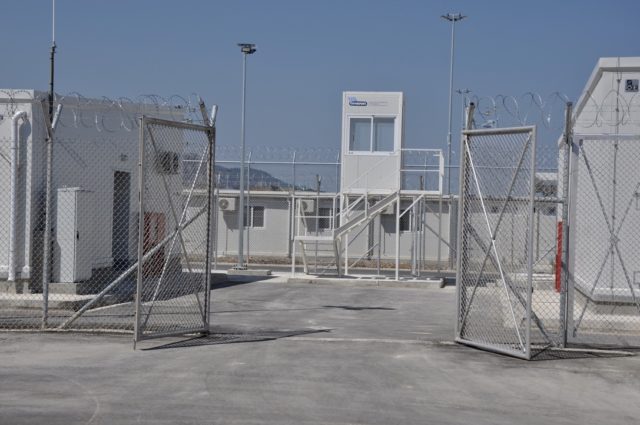 Σάμος: Συνεχίζεται η κατεδάφιση του ΚΥΤ στο Βαθύ -Μεταφέρθηκαν οι τελευταίοι διαμένοντες