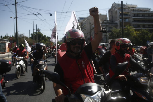 Μαζική συμμετοχή στη σημερινή μοτοπορεία που πραγματοποίησαν οι απεργοί διανομείς