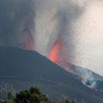 Ισπανία: Οι κάτοικοι της Λα Πάλμα κλείνονται στα σπίτια τους καθώς η λάβα πλησιάζει στην θάλασσα