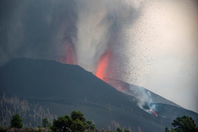 Ισπανία: Οι κάτοικοι της Λα Πάλμα κλείνονται στα σπίτια τους καθώς η λάβα πλησιάζει στην θάλασσα