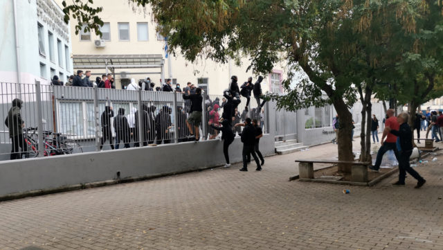 Σταυρούπολη: Ένταση ανάμεσα σε αστυνομικούς και γονείς – Nέα αντιφασιστική συγκέντρωση από τους φοιτητές [ΒΙΝΤΕΟ]