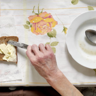 «Θάνατος, ναρκωτικά, ομορφιά»: Σιωπηλές χειρονομίες ελπίδας στην έκθεση ‘Tell me I belong’