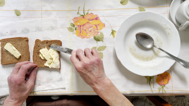 «Θάνατος, ναρκωτικά, ομορφιά»: Σιωπηλές χειρονομίες ελπίδας στην έκθεση ‘Tell me I belong’