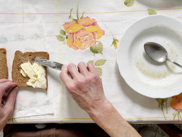 «Θάνατος, ναρκωτικά, ομορφιά»: Σιωπηλές χειρονομίες ελπίδας στην έκθεση ‘Tell me I belong’