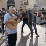Henning Zierock: Ποιος είναι ο Γερμανός που αποχαιρετά με την κιθάρα του τον Μίκη Θεοδωράκη [ΒΙΝΤΕΟ]