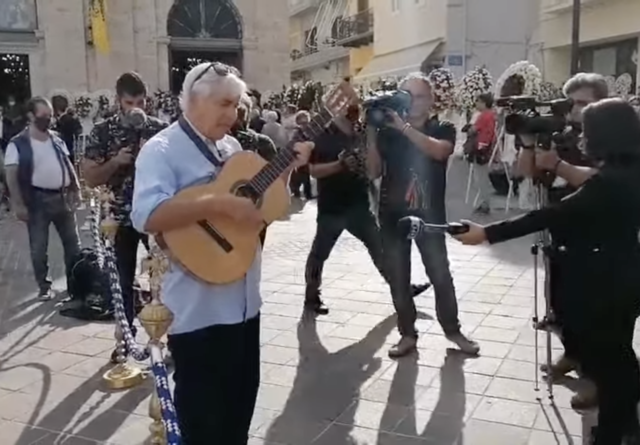Henning Zierock: Ποιος είναι ο Γερμανός που αποχαιρετά με την κιθάρα του τον Μίκη Θεοδωράκη [ΒΙΝΤΕΟ]