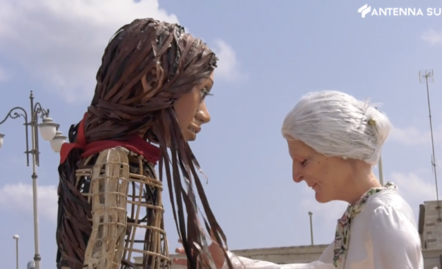 Μια μεγάλη αγκαλιά περίμενε την Αμάλ στο Μπάρι της Ιταλίας [ΒΙΝΤΕΟ]