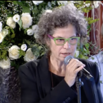 Μαργαρίτα Θεοδωράκη: Αποχαιρέτησε τον πατέρα της τραγουδώντας το «Παλικάρι» [ΒΙΝΤΕΟ]