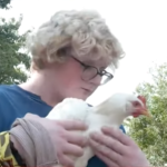 Ένα ΛΟΑΤΚΙ παιδί αναζητά νέους γονείς στην Οκλαχόμα: «Θέλω να με υιοθετήσουν: Η οικογένειά μου με εγκατέλειψε όταν έκανα coming out» [BINTEO]