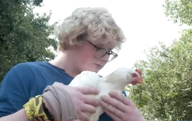 Ένα ΛΟΑΤΚΙ παιδί αναζητά νέους γονείς στην Οκλαχόμα: «Θέλω να με υιοθετήσουν: Η οικογένειά μου με εγκατέλειψε όταν έκανα coming out» [BINTEO]