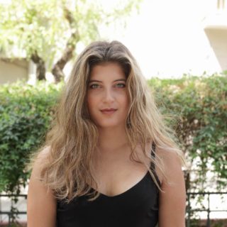 Η Ανδριάννα Νεαμονίτη ενώνει κόσμους διδάσκοντας μουσική στα προσφυγόπουλα της Χίου