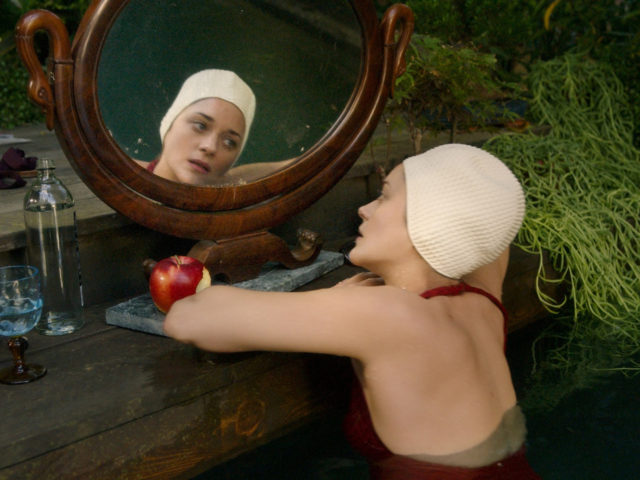 Ο Άνταμ Ντράιβερ και η Μαριόν Κοτιγιάρ ζουν ένα bad romance στο ριζοσπαστικό μετα-μιούζικαλ Annette