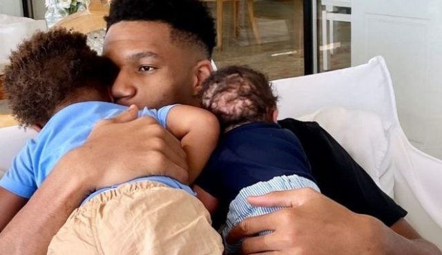 Γιάννης Αντετοκούνμπο: Φωτογραφίζεται πρώτη φορά με τους δυο γιους του [ΕΙΚΟΝΕΣ]