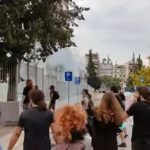 Φασιστική επίθεση στη Σταυρούπολη: Δυο μαθήτριες τραυματίστηκαν – Δακρυγόνα στους διαδηλωτές από την Αστυνομία [ΒΙΝΤΕΟ]