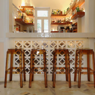 Στο Τέρας στον Νέο Κόσμο απολαμβάνεις τον καφέ σου σε μια αυλή του ’30