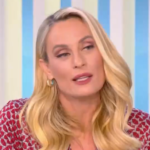 Ελεονώρα Μελέτη: «Βουλευτής με υποδέχθηκε με μπουρνούζι στο πολιτικό του γραφείο για συνέντευξη» [ΒΙΝΤΕΟ]