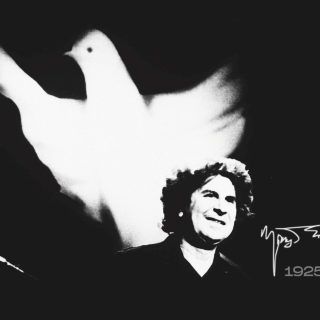 Ο Μίκης Θεοδωράκης δεν τραγούδησε απλά την ιστορία της χώρας. Ήταν μέρος της