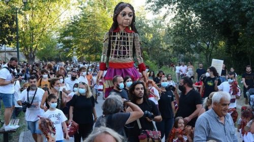 Πέτρες, προπηλακισμοί και ξενοφοβία κατά την υποδοχή της «Αμάλ» στη Λάρισα [ΒΙΝΤΕΟ]