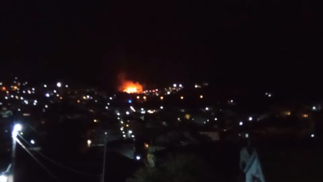 Σάμος: Πυρκαγιά στο παλιό Κέντρο Υποδοχής – Εκκενώθηκε το στρατόπεδο προσφύγων