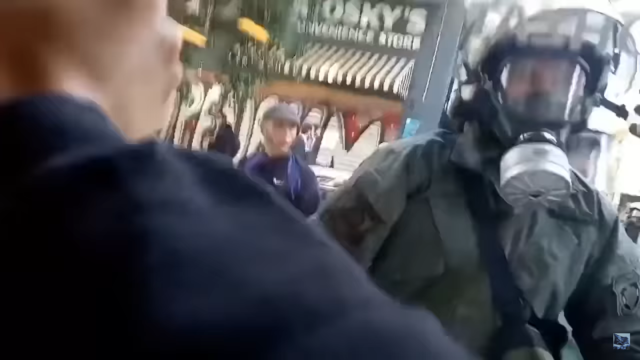 ΜΑΤατζής σε αμοκ σπάει βιτρίνα μαγαζιού και τραυματίζει μια κοπέλα [ΒΙΝΤΕΟ]