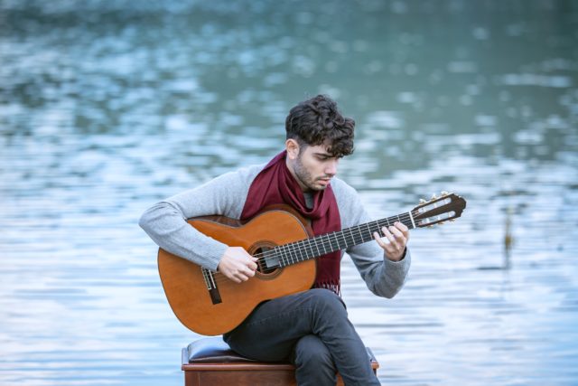 Ο Δημήτρης Σουκαράς δημιουργεί το πολυστιλιστικό άλμπουμ, Roots