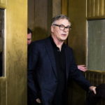 Eξιτήριο από το νοσοκομείο πήρε ο σκηνοθέτης που τραυμάτισε ο Άλεκ Μπόλντουιν