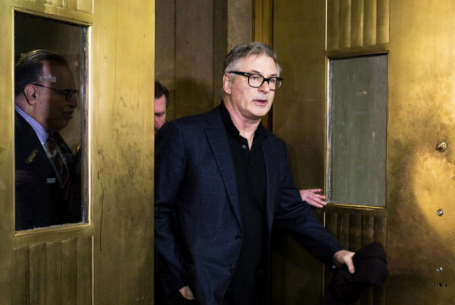 Ο Άλεκ Μπάλντουιν υποστηρίζει ότι «δεν πάτησε τη σκανδάλη» του όπλου με το οποίο σκοτώθηκε η Χαλίνα Χάτσινς