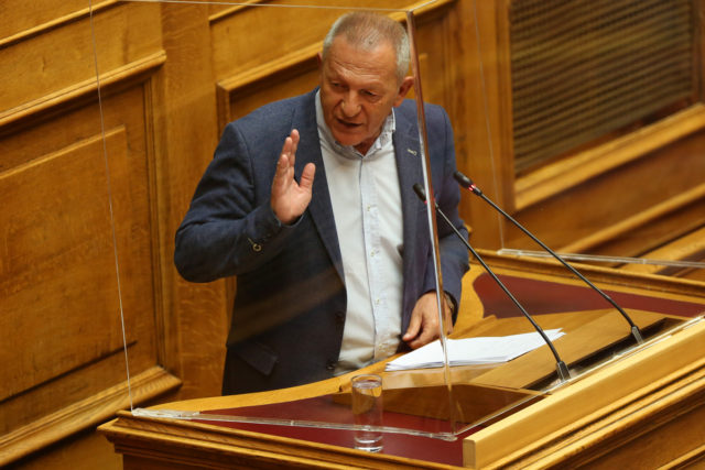 Παφίλης προς Μπογδάνο: «Βάλε τη μάσκα σου! Όχι μόνο την κουκούλα». [ΒΙΝΤΕΟ]