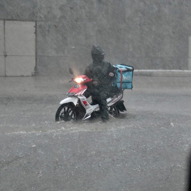 Μετά τη φωτογραφία διανομέα στη βροχή, η Wolt αναστέλλει τις παραδόσεις της