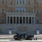 58χρονος αγρότης, ο οδηγός του οχήματος που πάρκαρε μπροστά στον Άγνωστο Στρατιώτη και συνελήφθη