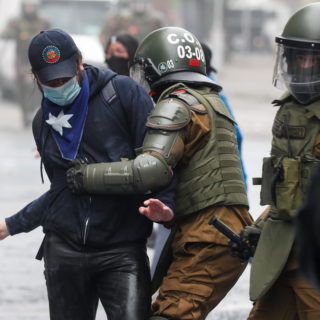 Μία νεκρή και 17 τραυματίες διαδηλωτές σε πορεία αυτοχθόνων στο Σαντιάγο της Χιλής