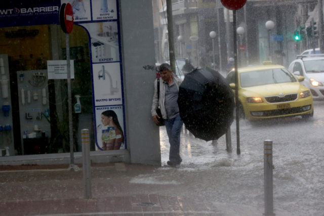 Κακοκαιρία «Μπάλλος»: Πληροφορίες για αγνοούμενο οδηγό στο Πικέρμι