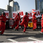 Ν. Κορέα: Χιλιάδες συνδικαλιστές διαδήλωσαν ντυμένοι με στολές του Squid Game