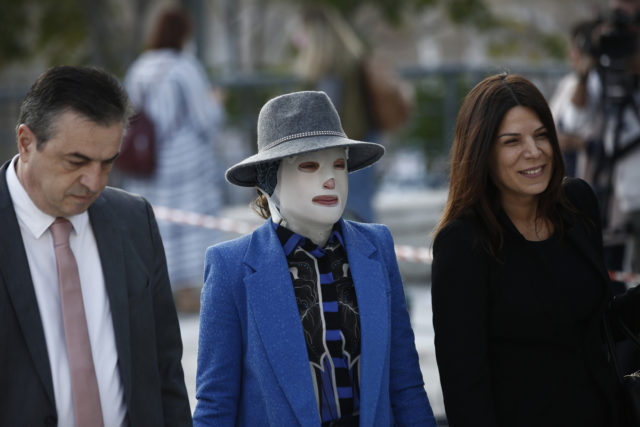 Επίθεση με βιτριόλι – Ιωάννα: «Ευγνωμονώ τη Δικαιοσύνη που μου δίνει κουράγιο για τον ισόβιο Γολγοθά μου»