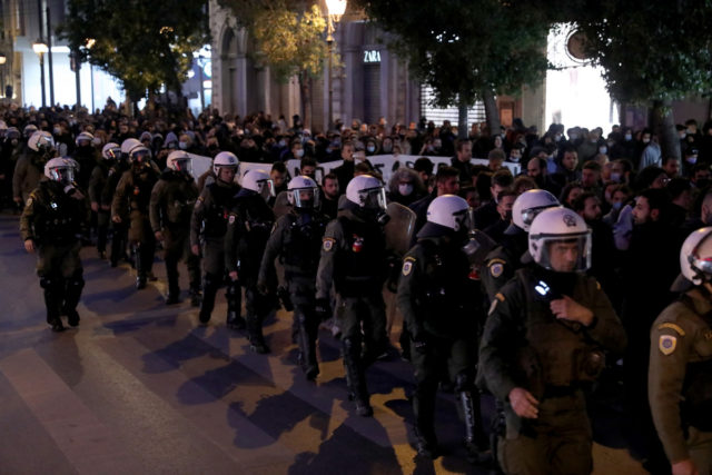 «Κατάλληλες κινήσεις» για την ΓΑΔΑ το ξύλο και τα χημικά των ΜΑΤ στους διαδηλωτές