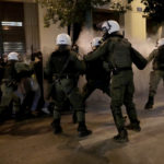 Πορεία στα Προπύλαια: Η ΓΑΔΑ περιόρισε τη χθεσινή αντικατασταλτική πορεία – Χημικά και βίαια επεισόδια